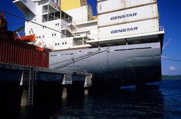 Archipel-des-Comores;-Cargo;-Conteneurs;-France;-Genstar;-Kaleidos;-Kaleidos-images;-La-parole-à-limage;-Laurent-Abad;-Mayotte;-Océan-Indien;-Port;-Quai;-Stories-Pictures;-Superstructure